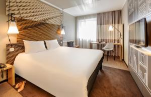 Superior Queen Room with City View room in ibis Hotel Berlin Mitte