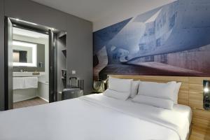 Superior Suite with One Double and One Single Bed room in Novotel Suites Berlin City Potsdamer Platz