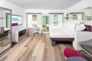 First Class room in YOTEL London City