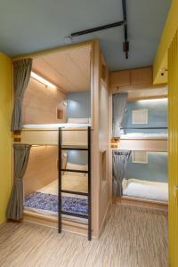 8 People in 2-Bunk Bed and 2-Double Bed Dormitory - Mixed