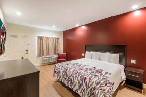 Deluxe King Room - Smoke-Free room in Red Roof Inn Houston - Willowbrook