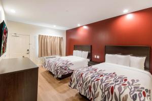 Deluxe Queen Room with Two Queen Beds with Kitchenette - Disability Access/Smoke-Free  room in Red Roof Inn Houston - Willowbrook