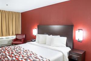 Deluxe King Room - Disability Access/Smoke-Free room in Red Roof Inn & Suites Middletown - Franklin