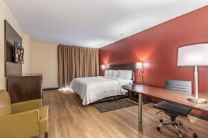 Superior King Room - Smoke Free room in Red Roof Inn PLUS+ & Suites Houston – IAH Airport SW