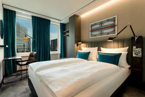 Room with King Size bed room in Motel One Berlin-Hauptbahnhof