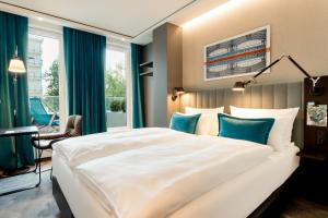 Double Room room in Motel One Berlin-Hauptbahnhof