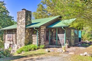 Rustic-Yet-Cozy Cabin with Patio, 12Mi to Asheville! in Cullowhee