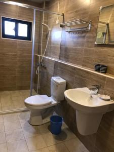 Phòng Deluxe Giường Đôi Có Vòi Sen (Deluxe Double Room with Shower)