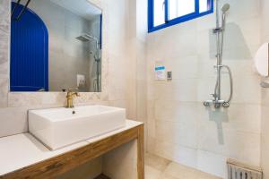 Phòng Bốn Người Có Phòng Tắm Riêng (Quadruple Room with Private Bathroom)