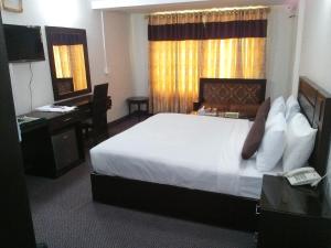 Deluxe Double Room (1 adult + 2 children) room in Hilton Hills Guest House