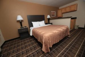 Efficiency One Queen Bed - Non Smoking room in Quality Inn DFW Airport North