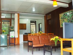 Phòng Gia đình Nhìn ra Vườn (Family Room with Garden View)
