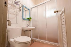 Phòng 4 Người Có Phòng Tắm Riêng Bên Ngoài (Quadruple Room with Private External Bathroom)