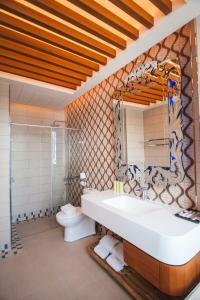 Phòng Loại Sang Hướng Biển Giường Đôi Có Ban Công (Deluxe Double Room with Balcony and Sea View)