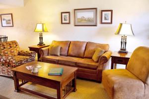 Two-Bedroom Apartment room in Serene and Scenic Resort Condominiums in Gatlinburg