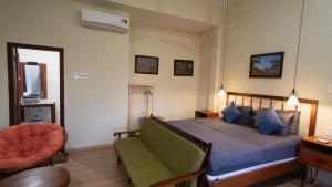 Phòng Giường Đôi Có Giường Phụ (Double Room with Extra Bed)