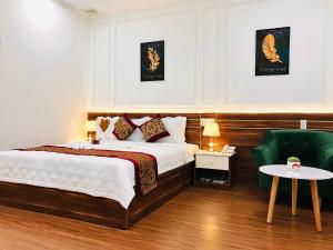 Phòng Giường Đôi Lớn Loại Sang (Deluxe Queen Room)