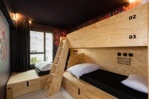 Triple Room with Private Bathroom room in JO&JOE Paris - Nation