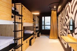 Private Bedroom for 6 females (comfort +) room in JO&JOE Paris - Nation