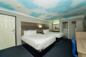 Queen Room with Two Queen Beds - Smoking room in Hollywood Palms Inns & Suites