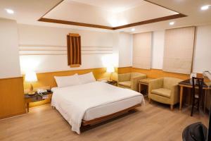 Suite Sang trọng (Luxurious Suite)