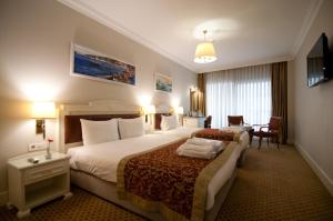 Family Room room in Taksim Metropark Hotel