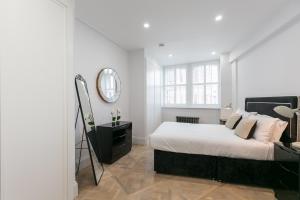 Deluxe Three-Bedroom Penthouse with Balcony room in Urban Chic - Shaftesbury