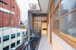 Giường trong phòng ngủ tập thể nam có 4 giường (Bed in 4-Bed Male Dormitory Room)
