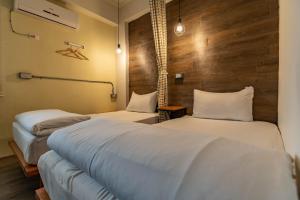 Phòng 2 Giường Đơn Với Phòng Tắm Chung (Twin Room Shared Bathroom)