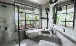Phòng có Giường cỡ King với Bồn tắm (King Room with Bathtub)