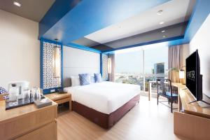 Deluxe King Room with City View room in The Quarter Hualamphong by UHG
