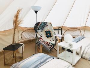 Lều (4 người lớn) (Tent (4 Adults))