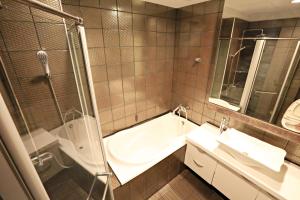 Phòng Giường Đôi Nhìn Ra Núi (Double Room with Mountain View)