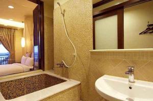 Phòng Giường Đôi có Ban công và Nhìn ra Biển (Double Room with Balcony and Sea View)