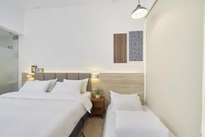 Phòng Ba Người Tiêu Chuẩn Hotel Z có Kết Hợp 2 Giường Đơn Điều Chỉnh Được Bằng Điện và 1 Giường Futon (Hotel Z Standard Triple Room with Combined 2 Electric Adjustable Single Beds and 1 Futon Bed)