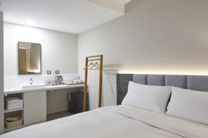 Phòng Bốn Người Tiêu Chuẩn Hotel Z có 2 Giường Đôi Điều Chỉnh Được Bằng Điện (Hotel Z Standard Quadruple Room with 2 Electric Adjustable Double Beds)
