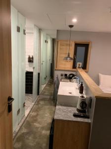 Căn Hộ Nhỏ Giường Đôi Không Cửa Sổ (Double Studio without Window)