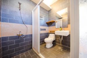 Family Room with 2 Bathrooms