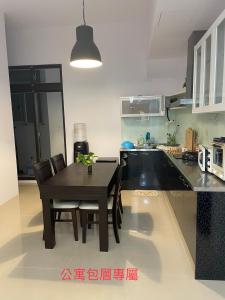 Căn Hộ Có Ban Công (Apartment with Balcony)
