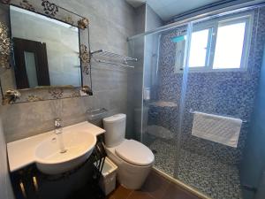 Phòng Gia Đình Có Vòi Sen (Family Room with Shower)