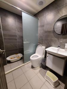 Phòng gia đình với phòng tắm riêng. (Family Room with Private Bathroom)