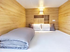 Giường Tầng Trong Phòng Ngủ Tập Thể Cho Nam Và Nữ (Bunk Bed in Mixed Dormitory Room)