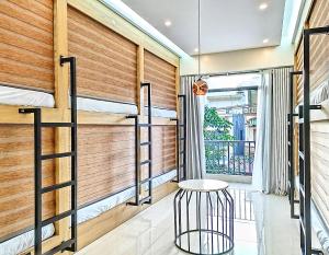 Giường Tầng Trong Phòng Ngủ Tập Thể Cho Nam Và Nữ (Bunk Bed in Mixed Dormitory Room)