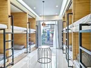 Giường Tầng Trong Phòng Ngủ Tập Thể Cho Nam Và Nữ (Bunk Bed in Mixed Dormitory Room)