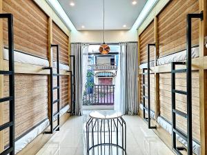 Giường Tầng Trong Phòng Ngủ Tập Thể Cho Nam Và Nữ (Bunk Bed in Mixed Dormitory Room)