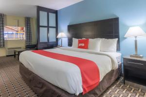 OYO Hotel Knoxville TN Cedar Bluff I-40 - image 2