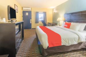 King Room - Disability Access room in OYO Hotel Knoxville TN Cedar Bluff I-40