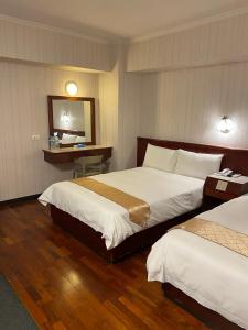 Phòng 4 người chung buồng tắm hạng phổ thông (Standard Quadruple Room without Window)