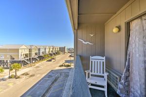 Beach Condo with Pool Access, 1 Block to Ocean! in Myrtle Beach