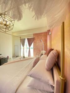Phòng Deluxe Giường Đôi Có Ban Công (Deluxe Double Room with Balcony)